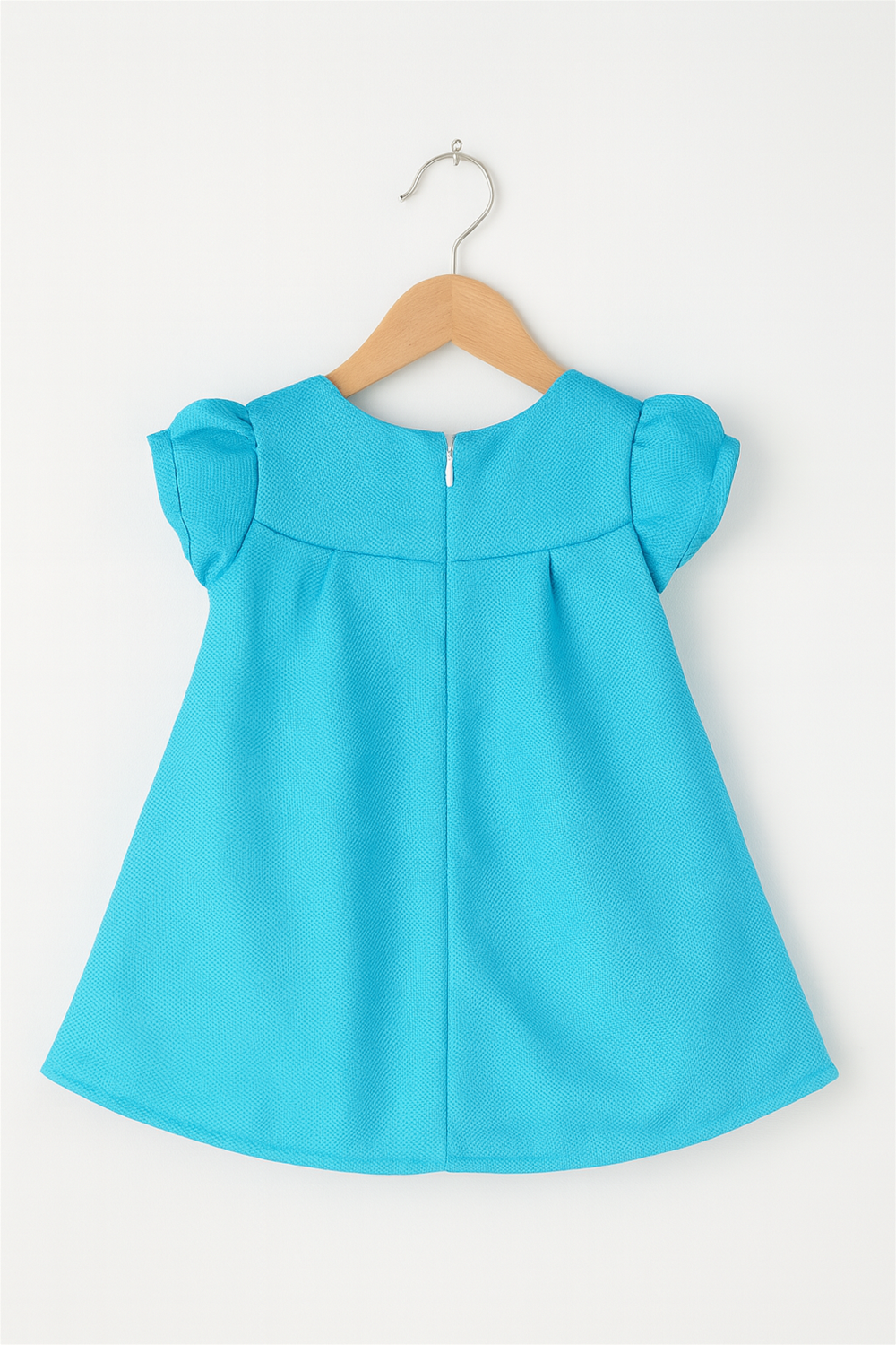  A baby blue dress featuring a zipper closure at the back, showcasing a simple and elegant design.